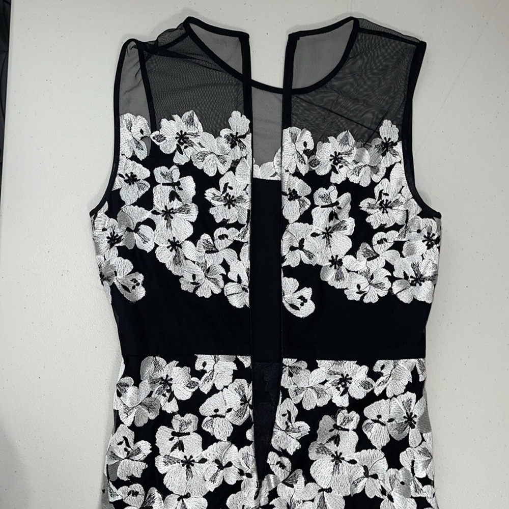 Nicole Miller Black/White Formal Embroidered Floral Beaded Floor-Length - US 6 - Picture 5 of 16